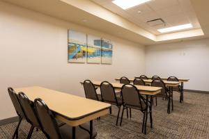 a classroom with tables and chairs in a room at Hampton Inn La Junta in La Junta +37 photos