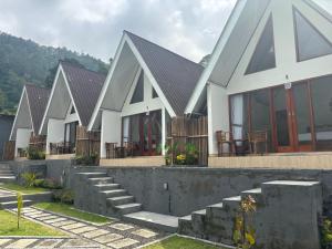 a white house with a lot of windows at Buana Hill in Kubupenlokan