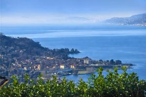 a view of a city and the water at Residenza Roggiolo in Luino