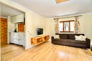 a living room with a couch and a kitchen at Hobel`s Home in Wildalpen