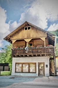 a house with a balcony on top of it at Hobel`s Home in Wildalpen