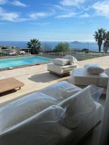 zwei Matratzen auf einer Terrasse neben einem Swimmingpool in der Unterkunft Villa Ormalute in Pozzuoli