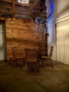 - une table et des chaises dans une chambre dotée d'un mur en bois dans l'établissement Casita Vaqueros, à Vaqueros
