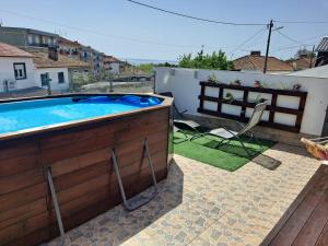 a swimming pool in a backyard with a table and a chair at Casa Do Cais in Setúbal