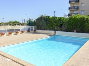 a large blue swimming pool on top of a building at Cabourg-Angle bleu in Cabourg