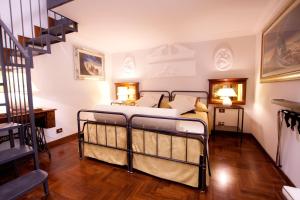 - une chambre avec un lit et un escalier dans l'établissement Guesthouse Borromeo Roma, à Rome