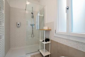 a bathroom with a shower with a cat sitting on a shelf at Venezia, 15 minutes from Venice, Parking,Shuttle airport, Train station Miranese in Mestre