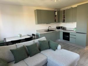a living room with a couch and a kitchen at Il Valletto in Bellagio