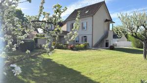 a white house with a yard with flowering trees at Gite Clos Allegria Amboise, Châteaux de la Loire, Beauval in Amboise