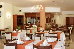 Grand Hotel Libertad tesisinde bir restoran veya yemek mekanı