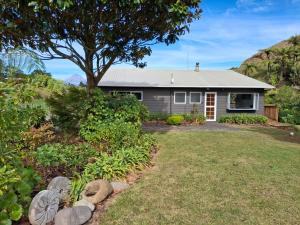 a house with a garden in front of it at Wheel Inn in New Plymouth