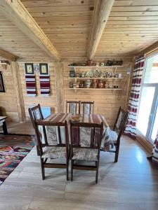 a wooden dining room with a table and chairs at Gesteruv in Sheshory
