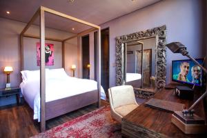 Кровать или кровати в номере The Grey Hotel