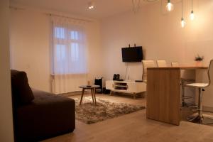 uma sala de estar com um sofá e uma mesa em Kapart Home em Rzeszów
