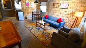 a living room with a blue couch and a table at Arbor Road Estate in Pāmalparti