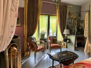a living room with chairs and a table at Une amazone en Provence in Paradou