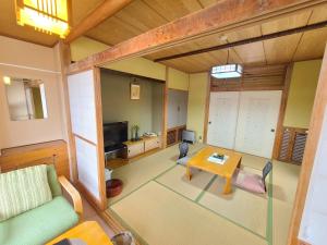 an overhead view of a living room with a table and chairs at Kofukan in Myoko