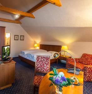 um quarto de hotel com uma cama e uma mesa em Hotel Brügge em Ibbenbüren