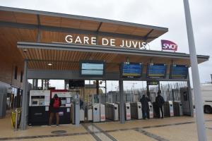 a gas station with people waiting for their fares at Le Joyau Caché - Havre de Sérénité Unique in Juvisy-sur-Orge +3 photos