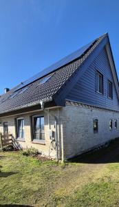 a house with a gambrel roof on the side of it at Thirty Minutes in Ellingstedt