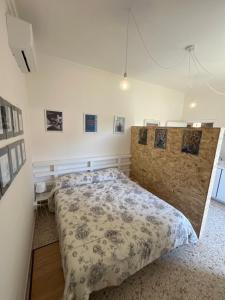 a bedroom with a large bed in a room at Alloggio Primavera Matilde in Terni