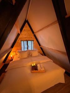 a bedroom with a bed in a attic at Het Dubbele Punthuisje in Lanaken