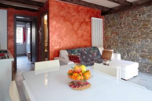 uma sala de estar com uma taça de fruta na mesa em Appartamento in centro vicino al mare em Cattolica