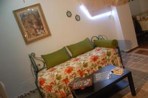 salon z kanapą i stołem w obiekcie Antro delle Muse w mieście Altamura
