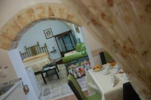 een woonkamer met een tafel en een slaapkamer bij Antro delle Muse in Altamura