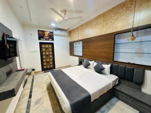 a bedroom with a large bed in a room at Hotel Panna Haveli in Jaipur