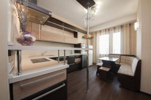 Katil dua tingkat atau katil-katil dua tingkat dalam bilik di Kvartirov Apartment Shakhterov 42