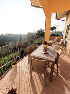 a patio with a table and chairs on a balcony at Playadeivo in Pineto