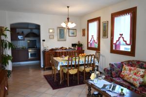 a living room with a table and a kitchen at Agriturismo Memento in Follina