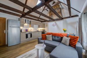 a living room with a couch and a kitchen at Modern 1 Bed - Beams - Parking in Stamford