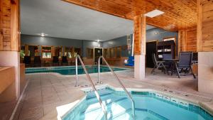 una piscina en una habitación con una casa en Best Western Plus Kalamazoo Suites, en Kalamazoo