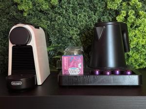 eine Küchentheke mit Kaffeemaschine und Mixer in der Unterkunft Hotel chic room in Heerlen