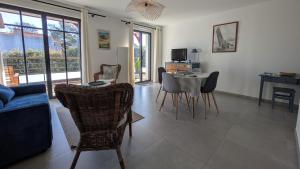 a living room with a table and chairs at Les Voiles du Clipper T2 in Préfailles