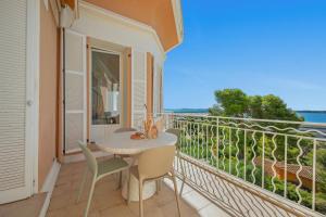 a balcony with a table and chairs and the ocean at Duplex d'exception face à la mer in Hyères