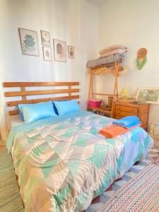 a bedroom with a bed with a colorful comforter at Appartement paisible in Tunis