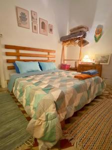 a bedroom with a bed with a blanket on it at Appartement paisible in Tunis