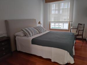 a bedroom with a large bed and a window at Centro1 in Vilagarcia de Arousa