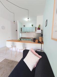 a living room with a table and a kitchen at La Casita de Puerto in Puerto del Rosario