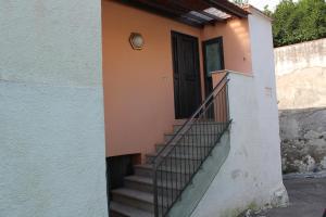 una scala che porta a una casa con porta nera di AnVi Apartment a Pollena Trocchia