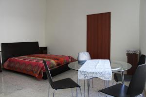 una camera con letto, tavolo e sedie di AnVi Apartment a Pollena Trocchia