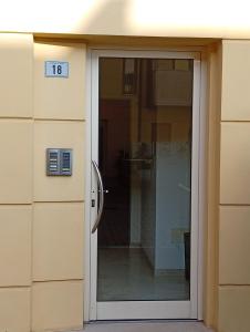 an entry door to a building with the number eighteen at Casa Rotary in Lugo