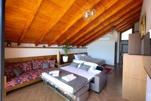 a bedroom with a bed and a couch at Vila Harmoni Roshnik in Roshnik