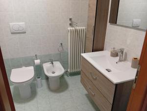 a bathroom with a toilet and a sink at Casa Rotary in Lugo +2 photos