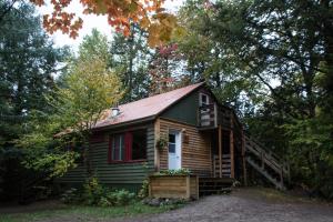 een kleine hut midden in het bos bij Chalet Le Rustik du lac Castor in Saint-Paulin