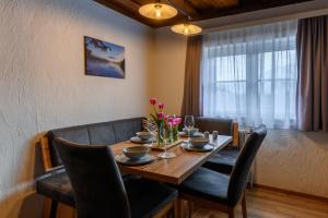 a dining room with a wooden table and chairs at Ferienwohnung Werner Pucher OG in Altaussee