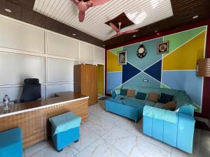 a waiting room with a couch and a table at Bhadraj Valley Homestay in Dehradun